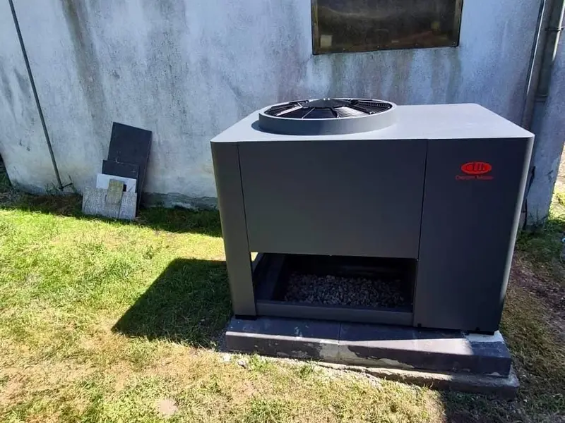 Zunanja enota klimatizacije na betonskem podstavku