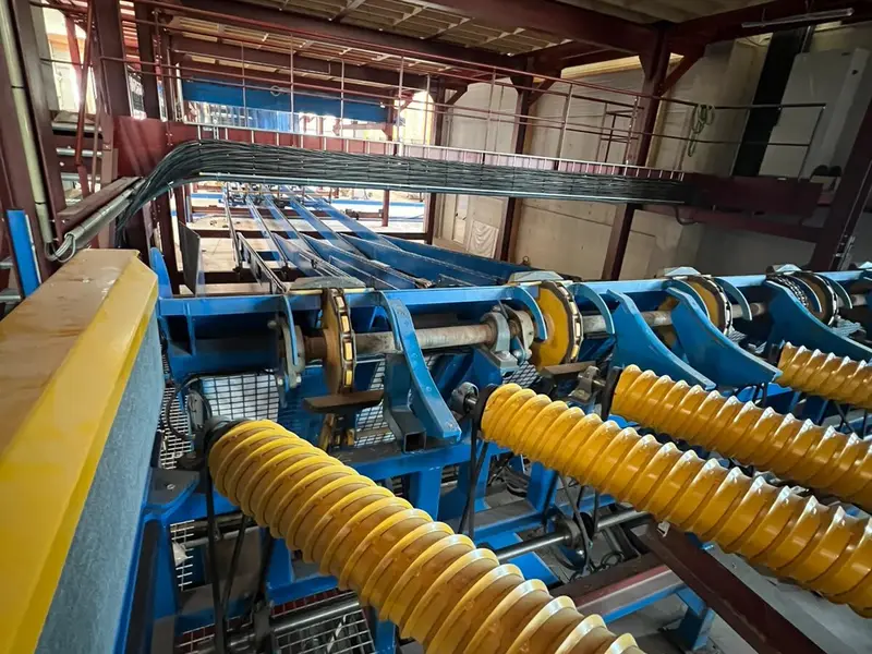 Jeklene konstrukcije in napeljave v industrijski hali