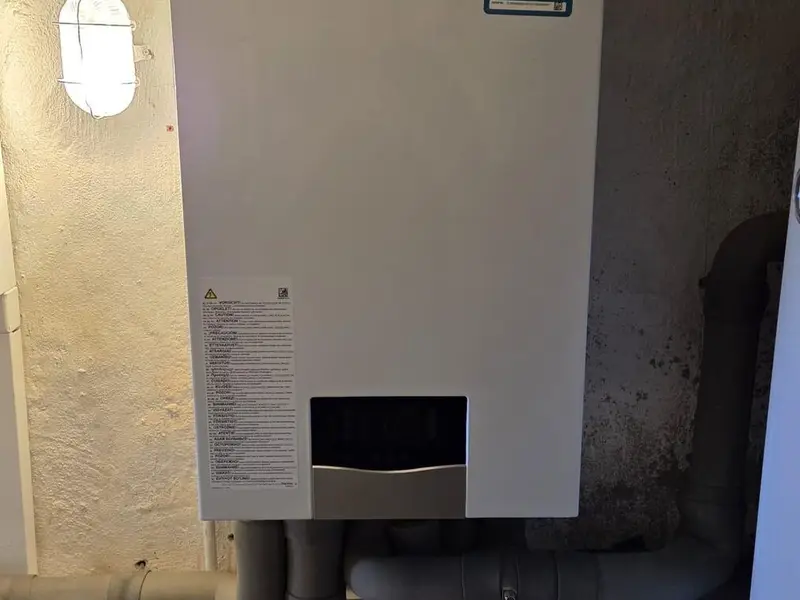 Stenska enota Vaillant s priključnimi cevmi