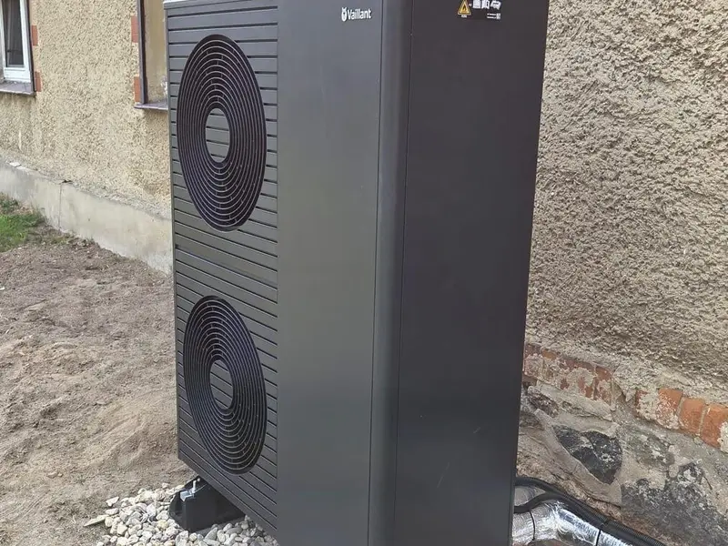 Zunanja enota toplotne črpalke na gramoznem posteljišču